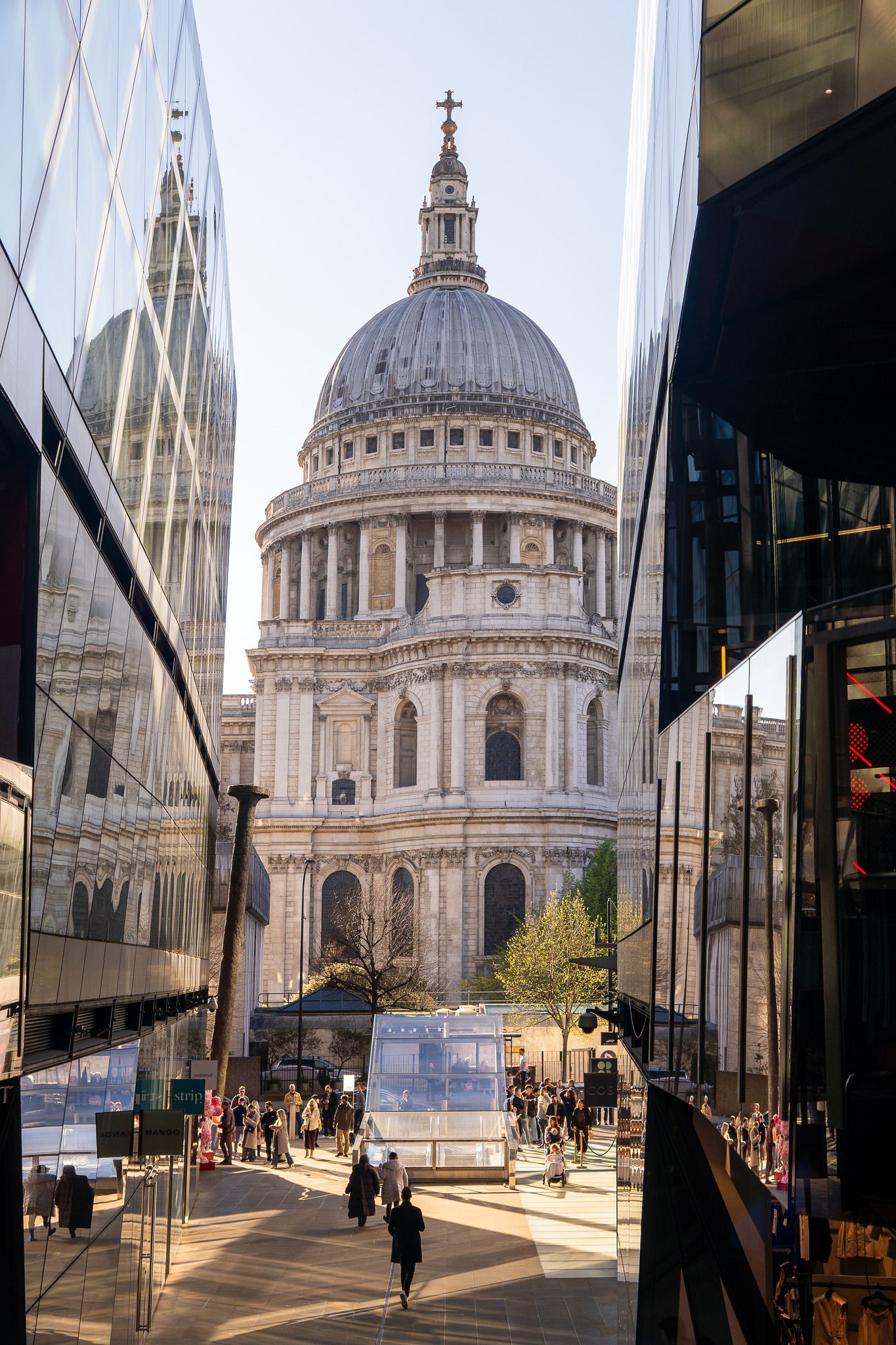 St Pauls squeezed into the modern city